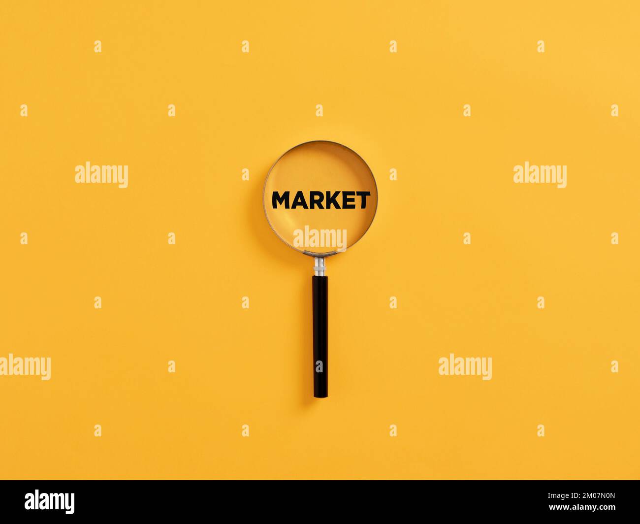 Lente di ingrandimento o lente di ingrandimento focalizzata sul mercato delle parole. Strategia del mercato aziendale o focalizzazione sul concetto di analisi del mercato di destinazione. Foto Stock