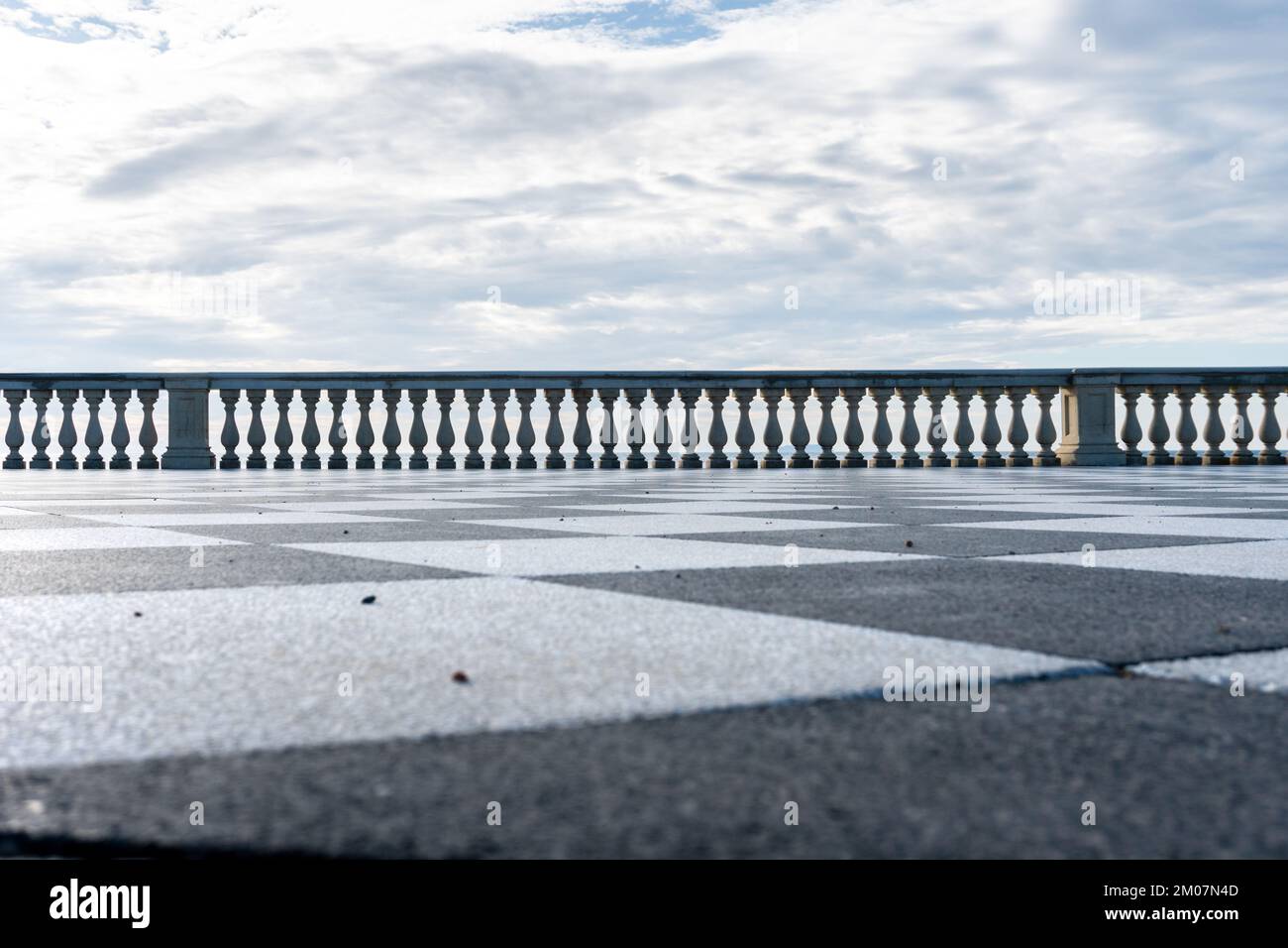 Livorno - 27 novembre 2022: Terrazza Mascagni, splendida terrazza belvedere con superficie lastricata a scacchiera, Livorno, Toscana, Italia durante un sunn Foto Stock