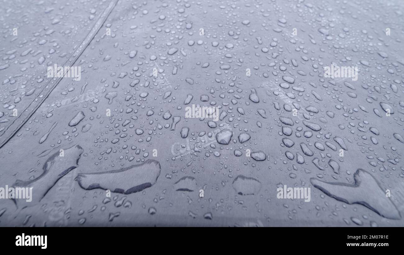Gocce di pioggia tenda da tenda immagini e fotografie stock ad alta  risoluzione - Alamy