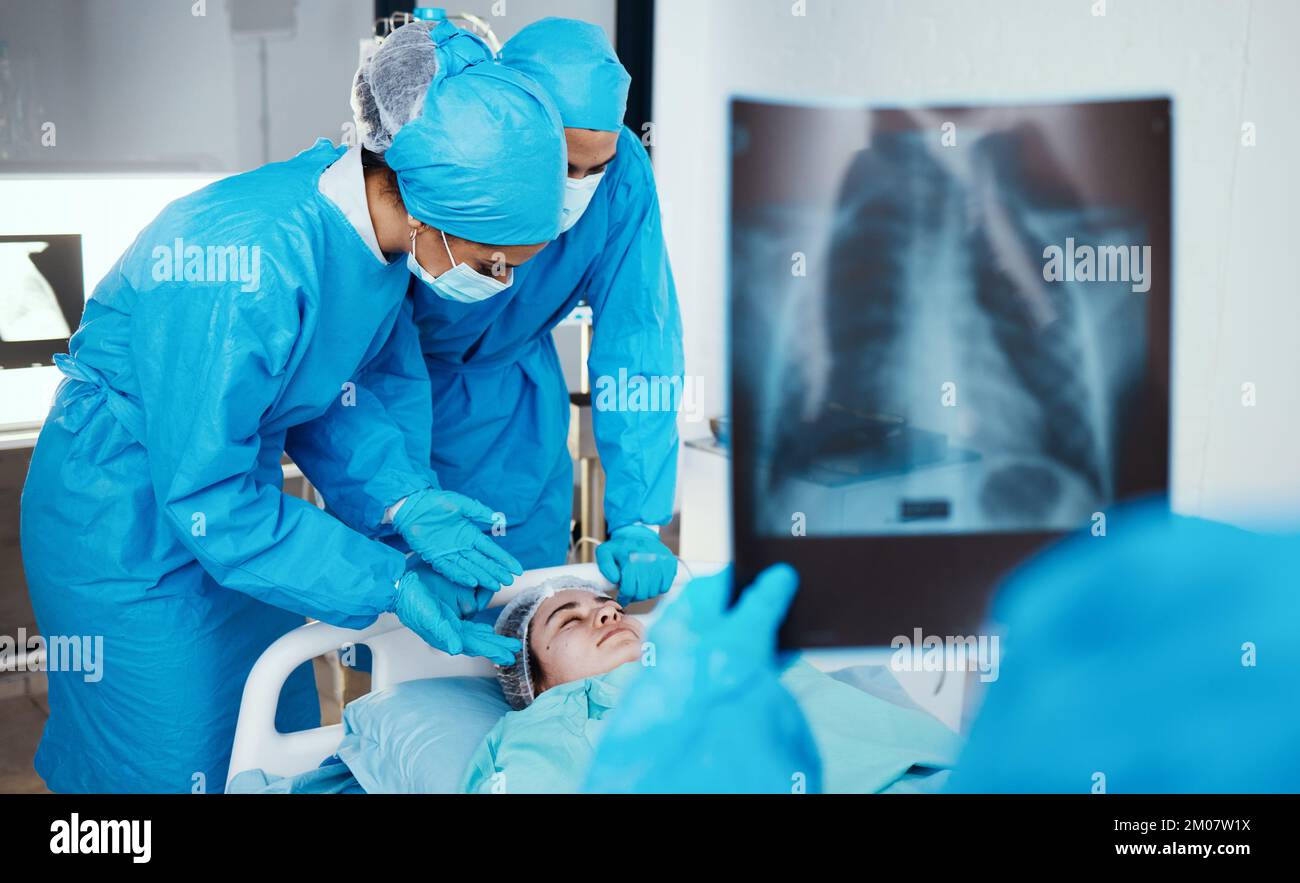 Paziente, chirurgo e team in sala operatoria, pronto soccorso ospedaliero e sanitario, ambulatorio o clinica medica. Medici, personale infermieristico o lavoratori di fronte Foto Stock