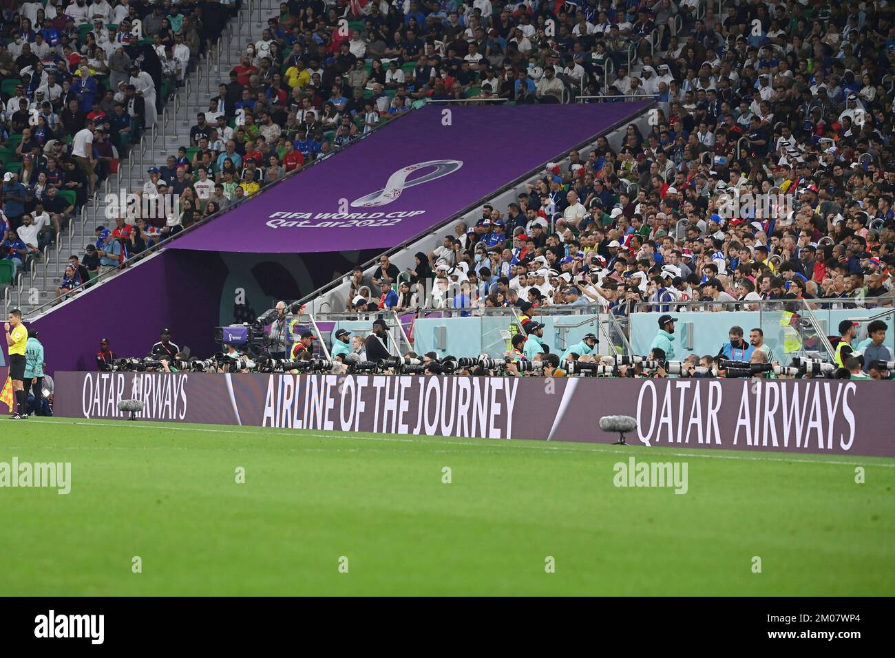 Schede pubblicitarie, schede pubblicitarie, schede LED, marketing, Qatar Airways. Turno di 16, turno di sedici, Game 52, France (fra) - Poland (POL) 3-1 il 12/04/2022, al Thumama Stadium. Coppa del mondo di Calcio 20122 in Qatar dal 20,11. - Dalle 18.12.2022 alle Foto Stock