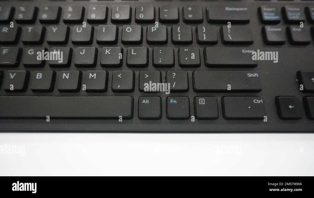 Primo piano della tastiera del computer con il contrassegno di firma in ufficio o nello spazio di lavoro. un'attrezzatura per utensili da lavoro Foto Stock
