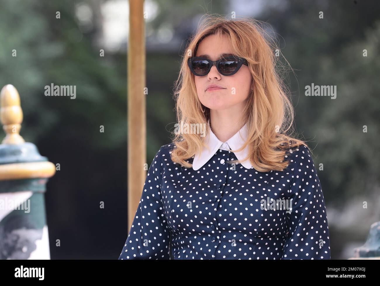 VENEZIA, ITALIA - 01 SETTEMBRE: Aimee Lou Wood è visto arrivare al molo Excelsior in occasione del 79th° Festival del Cinema di Venezia, il 01 settembre 2022 Foto Stock