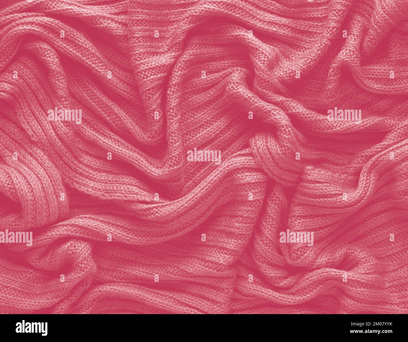Texture di maglione lavorato a maglia liscia con motivo. Colore dell'anno 2023 - Viva Magenta Foto Stock