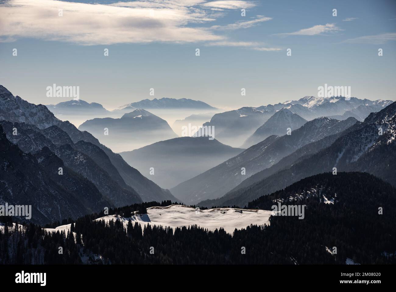 Pinzolo in inverno giorno di sole. Val Rendena dolomiti Alpi Italiane, Trentino Italia. Foto Stock