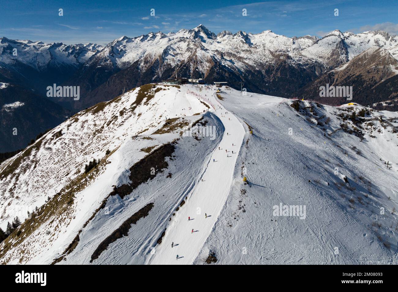 Pinzolo in inverno giorno di sole. Val Rendena dolomiti Alpi Italiane, Trentino Italia. Foto Stock