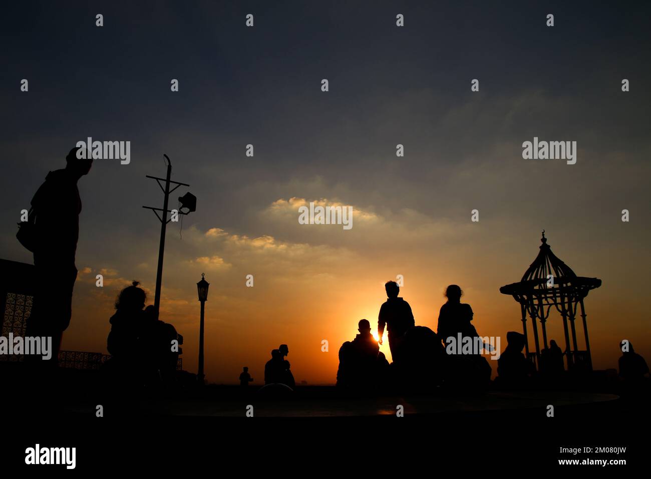 Cairo, striscia di Gaza, Egitto. 2nd Dec, 2022. Cairo, Egitto. 02 dicembre 2022. La cittadella di Saladin sulle colline Mokattam vicino al centro del Cairo al tramonto. La Cittadella è una fortezza islamica medievale commissionata dal Sultano Saladin nel 12th ° secolo per proteggere il suo Sultanato d'Egitto e Siria dai crociati. Divenne poi sede governativa per i governanti egiziani per quasi 700 anni e fu successivamente utilizzata come guarnigione militare dagli inglesi e poi dall'esercito egiziano, grazie alla sua posizione strategica nel punto più alto del Cairo. È un patrimonio mondiale dell'UNESCO e un'importante storia Foto Stock