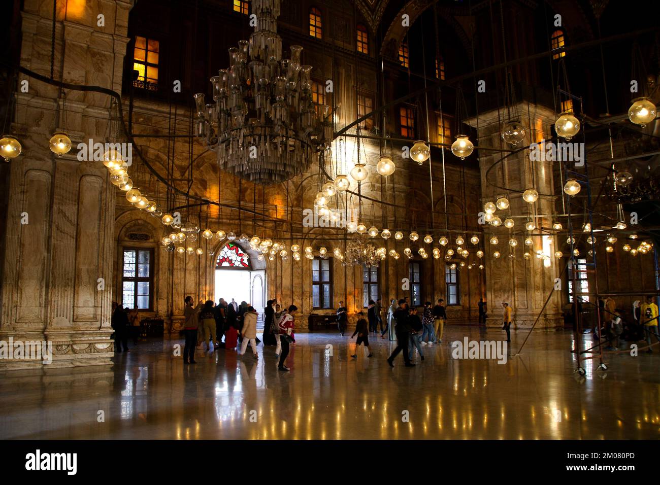 Cairo, striscia di Gaza, Egitto. 2nd Dec, 2022. Cairo, Egitto. 02 dicembre 2022. La Grande Moschea di Muhammad Ali Pasha nella Cittadella del Cairo, Egitto. La Grande Moschea di Muhammad Ali Pasha è una delle moschee più famose della città del Cairo e una delle principali attrazioni turistiche. Fu commissionata da Muhammad Ali Pasha tra il 1830 e il 1848, ed è stata costruita in stile ottomano e modellata sulla moschea del Sultano Ahmed a Istanbul. Muhammad Ali Pasha fu poi sepolto nel cortile della moschea (Credit Image: © Ahmad Hasaballah/IMAGESLIVE via ZUMA Press Wire) Foto Stock