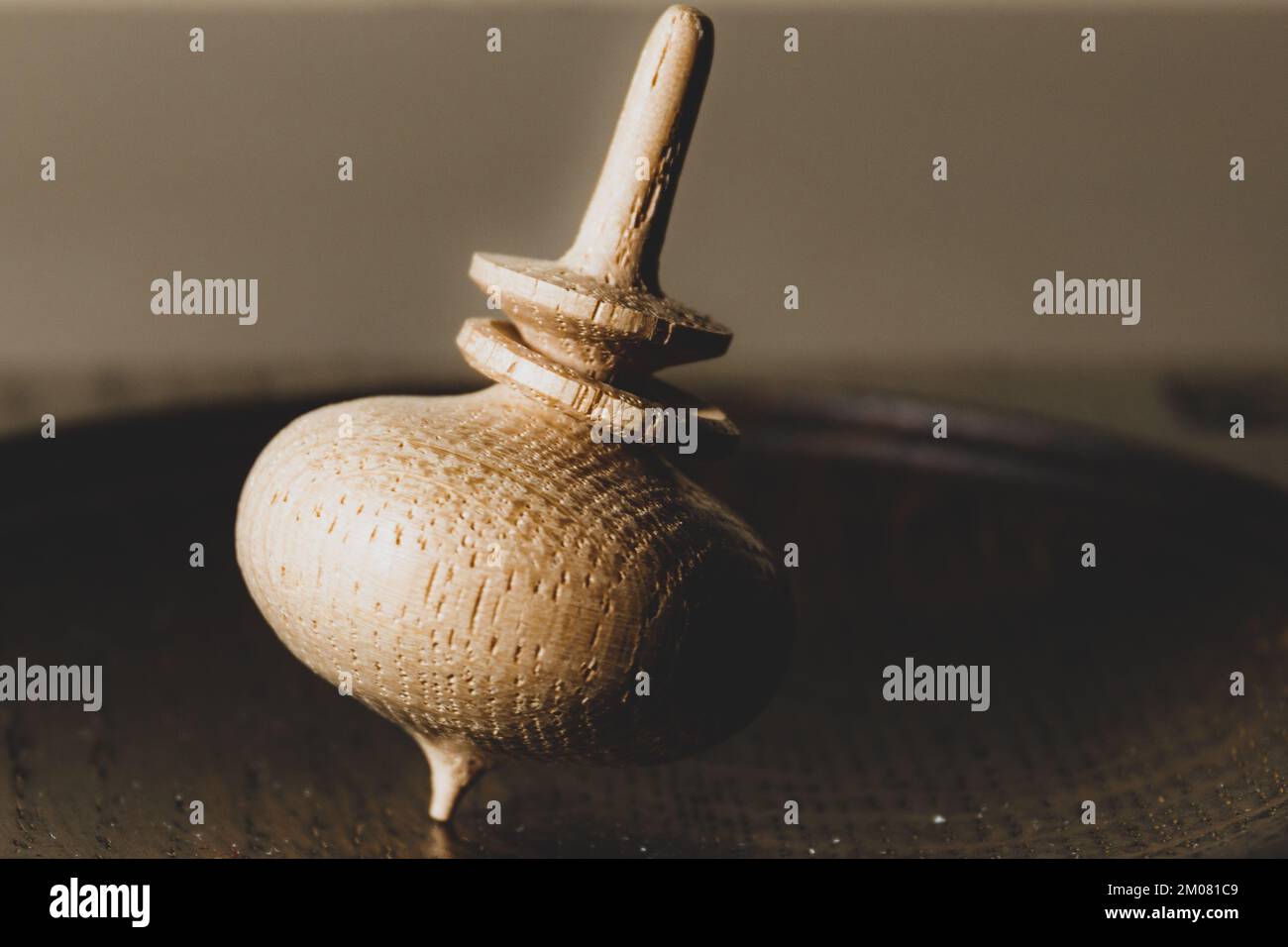 Primo piano di una parte superiore in legno girata a mano Foto Stock