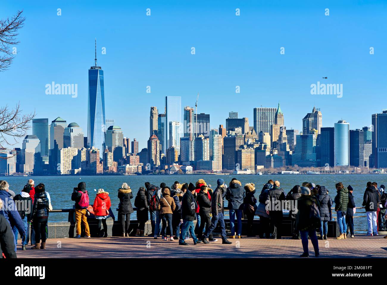 New York. Stati Uniti. Turisti che guardano lo skyline di Manhattan da Liberty Island Foto Stock