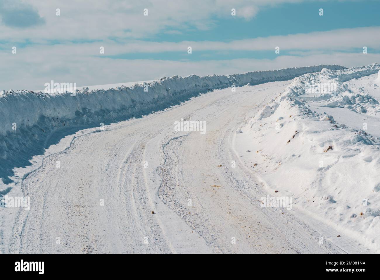 Strada innevata sul monte Zlatibor, situazione di condizioni della strada invernale vuota, messa a fuoco selettiva Foto Stock