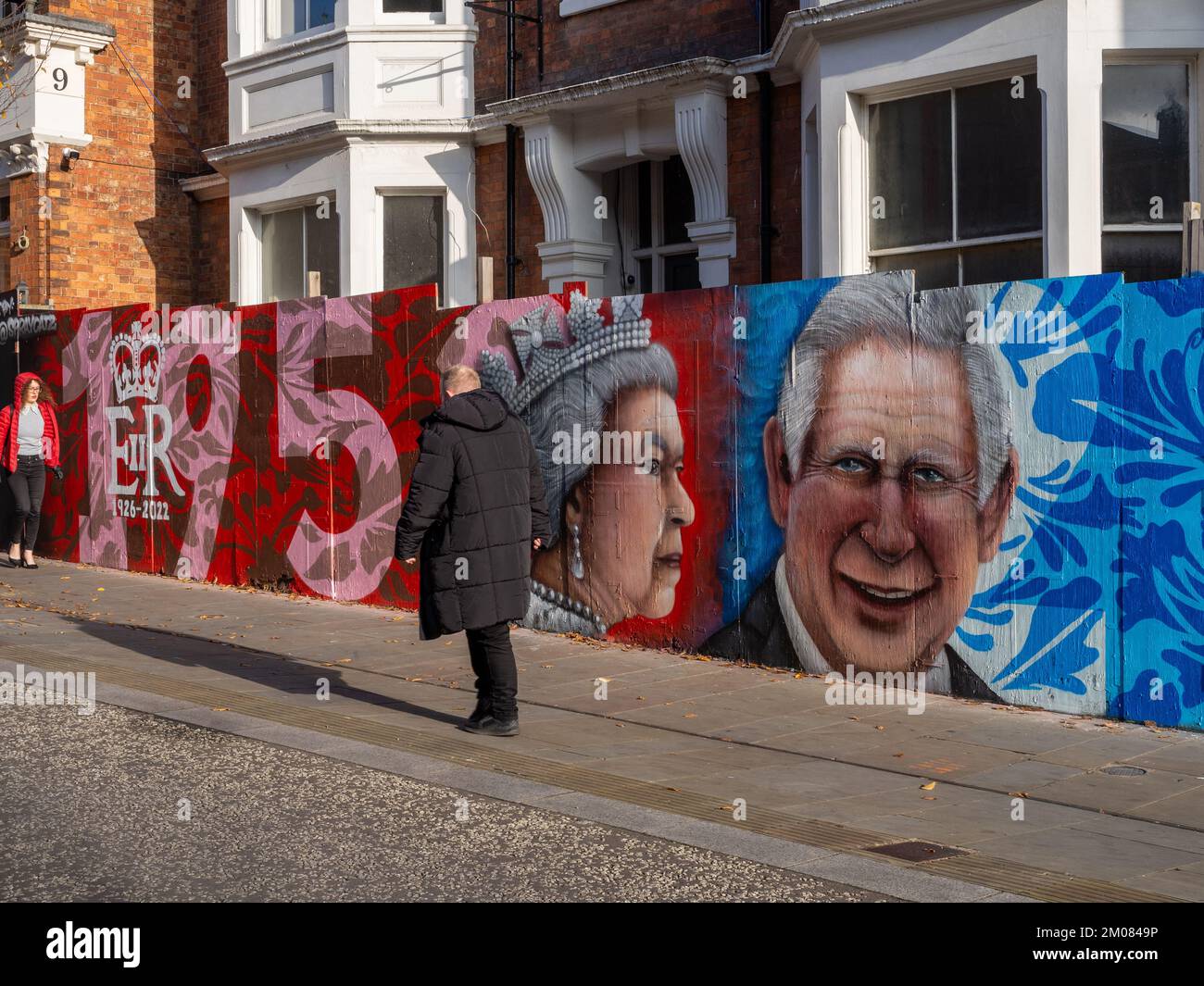 Northampton, Regno Unito; un consiglio commissionò un murale alla defunto regina Elisabetta II e al nuovo re Carlo III, svelato il 2 dicembre 2022. Foto Stock