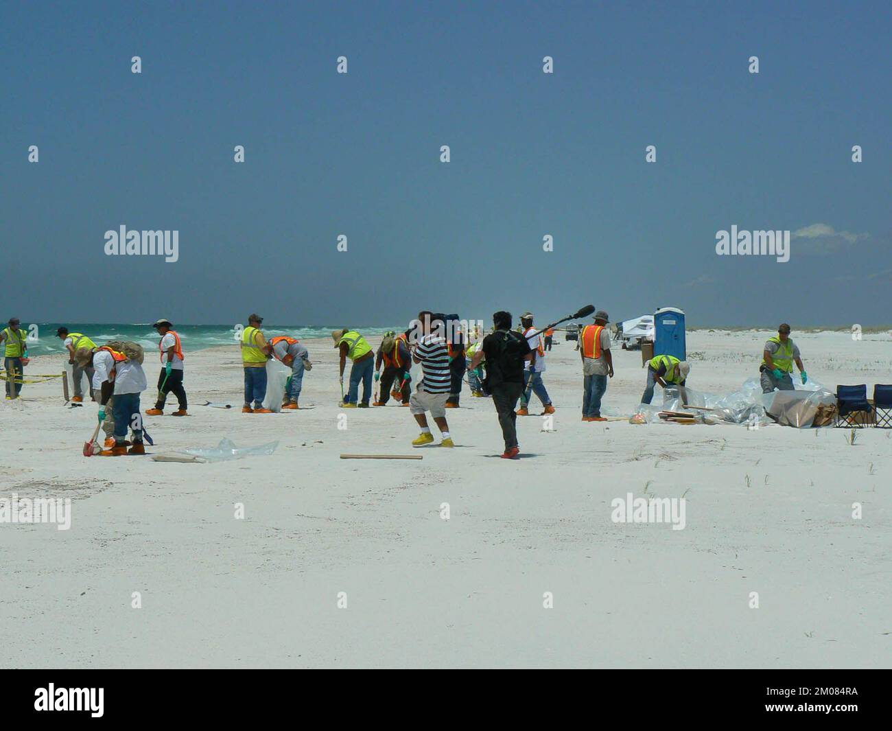 Ufficio dell'Amministratore (Lisa P. Jackson) - BP Oil Spill (Web Photographs) - la sabbia contaminata è collegata dalla spiaggia e alimentata in una serie di lavaggi ad acqua calda. L'acqua oleosa viene raccolta e smaltita. La sabbia pulita viene restituita alla spiaggia. Questo processo inovativo impedisce che tonnellate di sabbia vengano scaricate nelle discariche, riduce l'esaurimento della sabbia dalla spiaggia ed elimina l'olio dalla spiaggia. Foto USEPA di Eric Vance. Coordinate GPS nei metadati. , Agenzia per la protezione ambientale Foto Stock