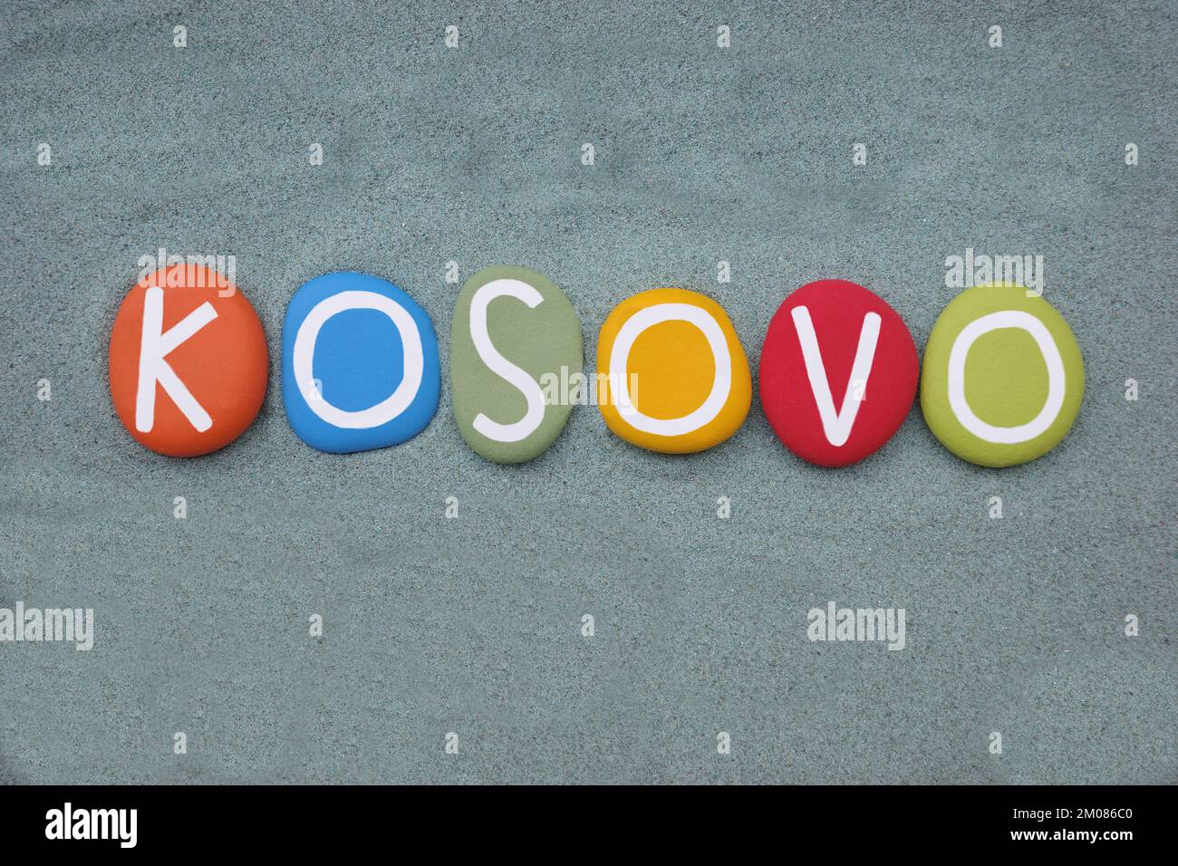 Kosovo, ufficialmente la Repubblica del Kosovo, paese europeo composto da lettere in pietra multicolore su sabbia verde Foto Stock