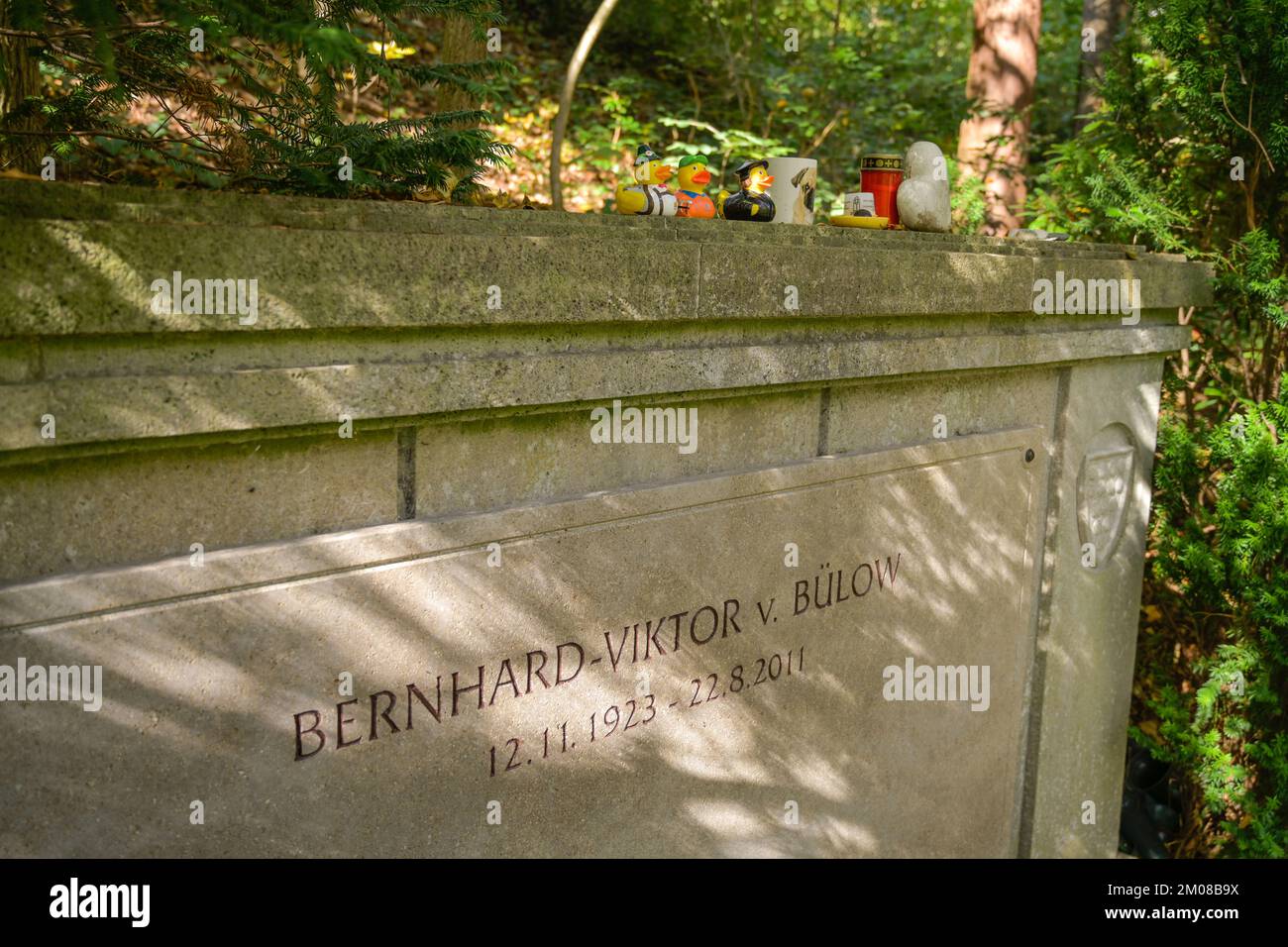 Grab Loriot, Bernhard-Viktor Christoph-Carl von Bülow, Friedhof Heerstraße, Westend, Charlottenburg-Wilmersdorf, Berlino, Germania Foto Stock