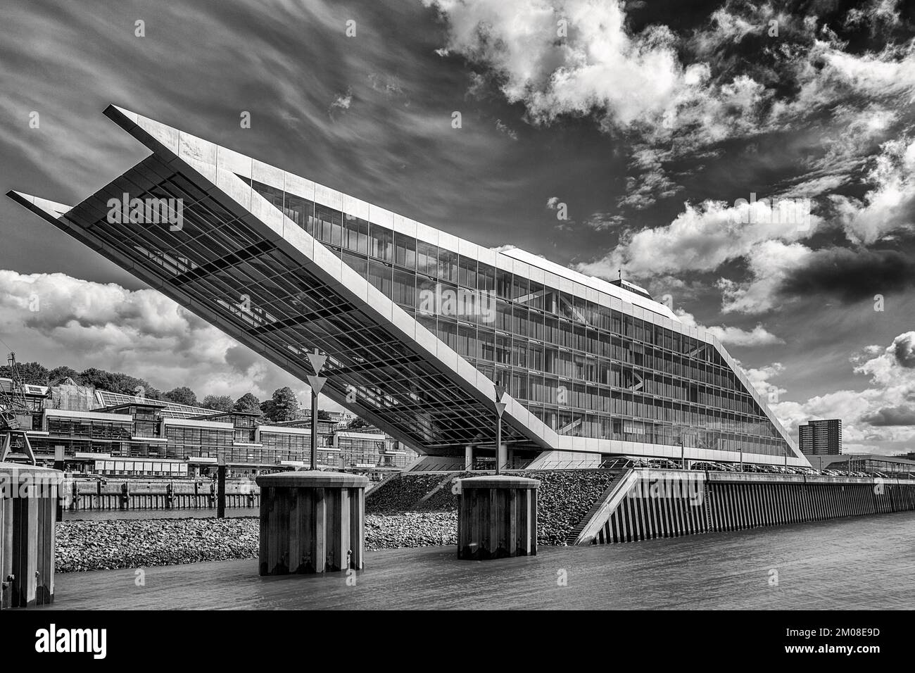 Impressionante edificio degli uffici di Dockland, architetti Bothe Richter Teherani, architettura moderna, punto di riferimento nel porto di Amburgo, monocromatico, esposizione lunga, Alt Foto Stock