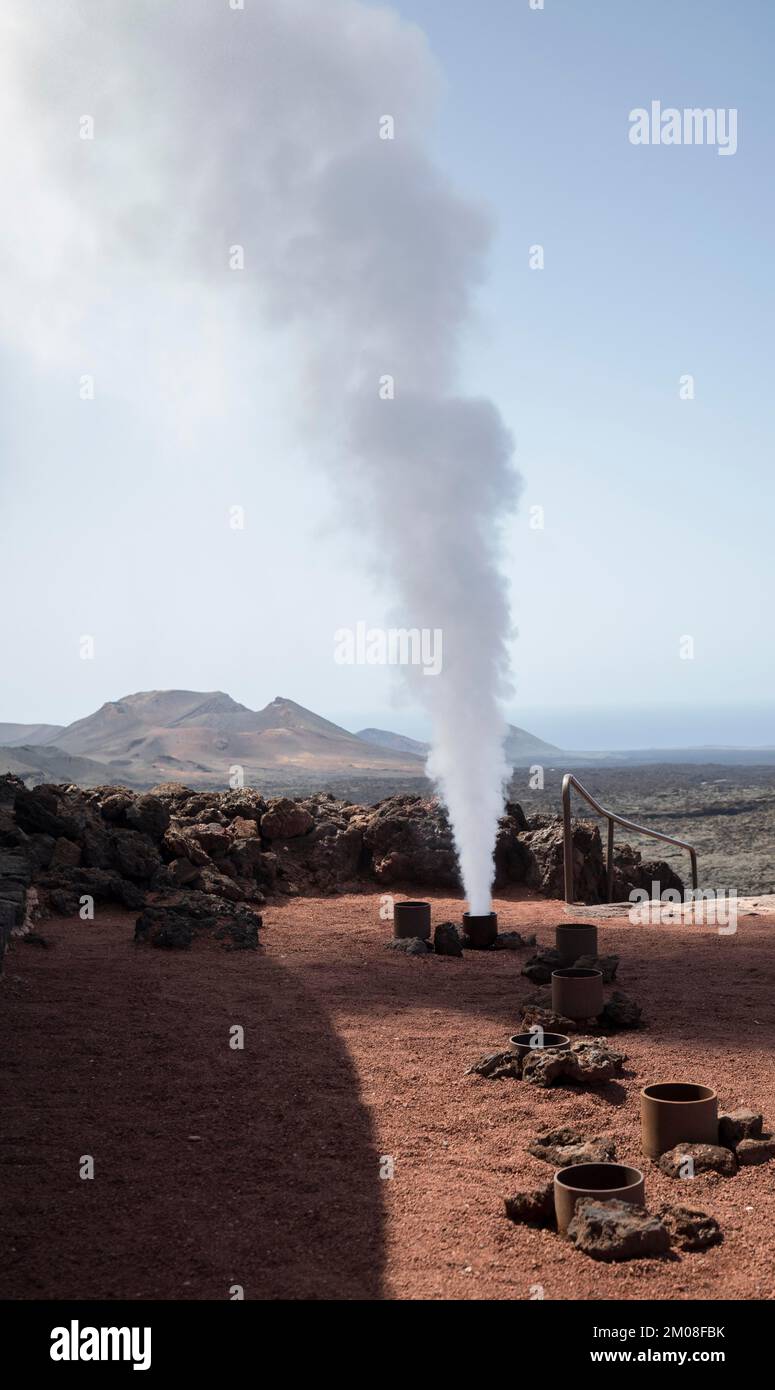 Fontana causata dal calore vulcanico naturale presso il centro visitatori nel Parco Nazionale di Timanfaya, Lanzarote, Isole Canarie, Spagna, Europa Foto Stock