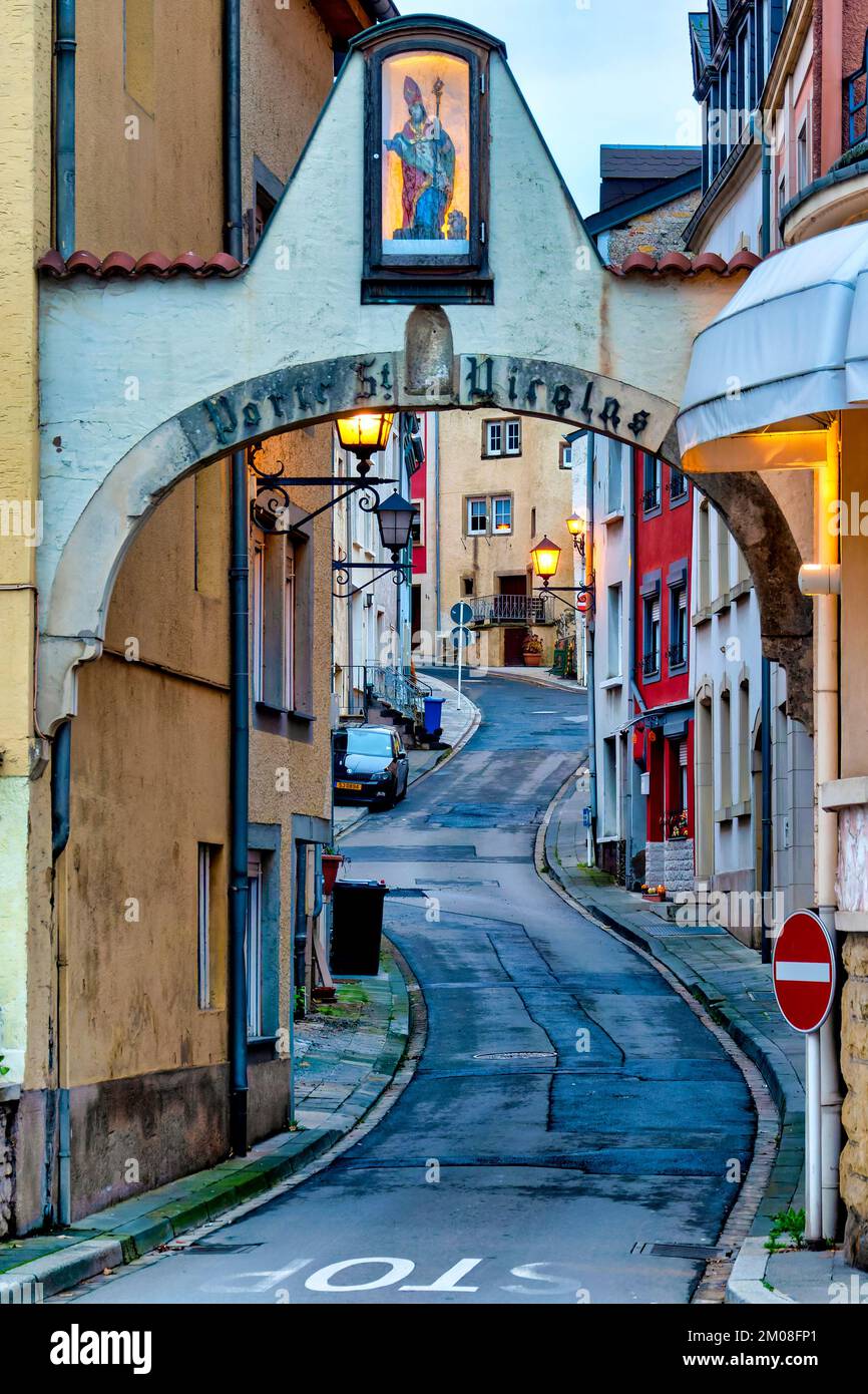 Vista della Porte Saint-Nicolas, Remich, Lussemburgo Foto Stock