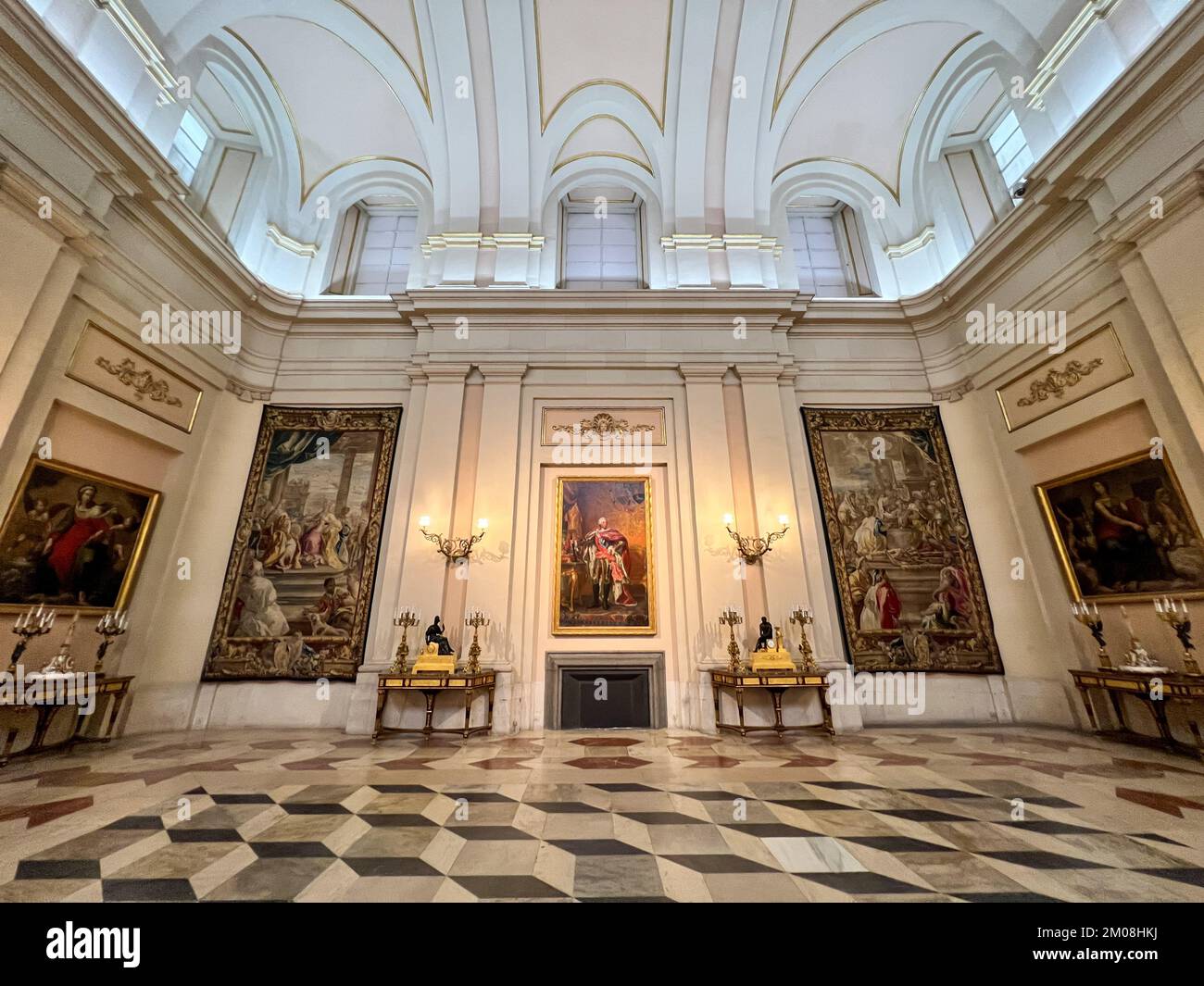 Un'immagine dall'angolo basso dell'interno del Palazzo reale di Madrid con la sua arte classica Foto Stock
