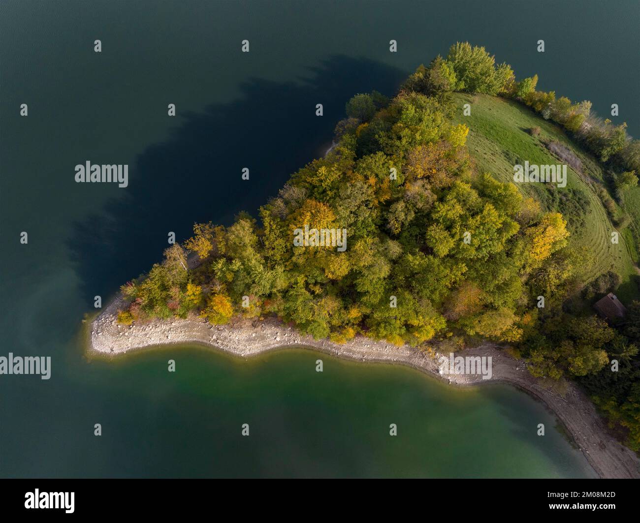 Riva che si aggetta nel Lac de Gruyère, Lago Gruyère, bacino idrico