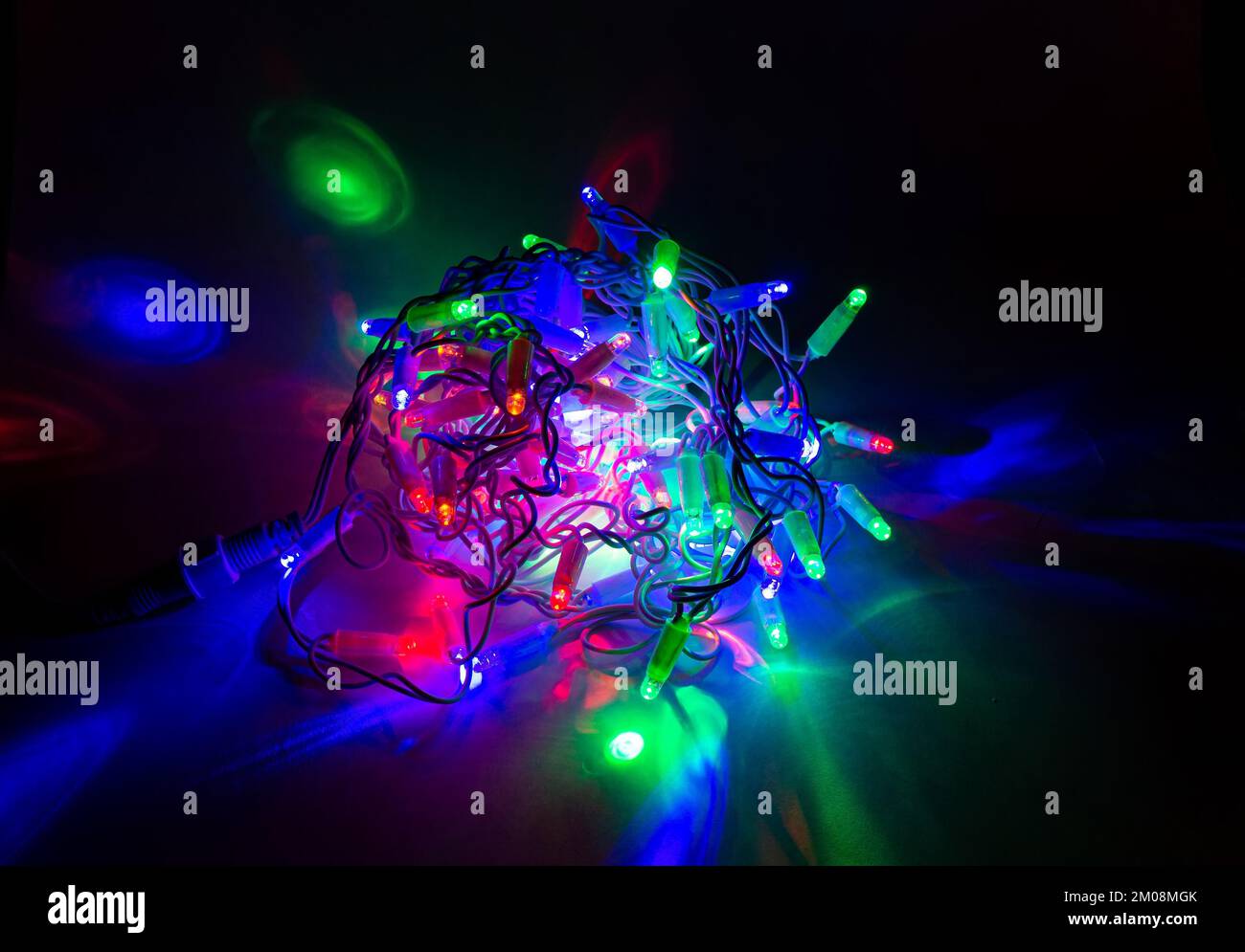 Ghirlanda di Natale con LED di colore mutti e filo trasparente in palla Foto Stock