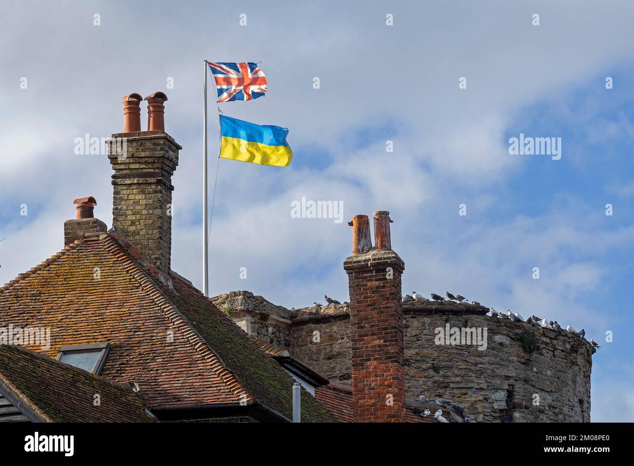Bandiera britannica e Ucraina, Town Gate The Landgate, Rye, East Sussex, Inghilterra, Regno Unito, Europa Foto Stock