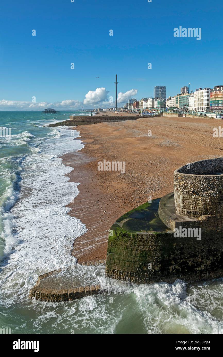 Lungomare, Spiaggia, groyne, Brighton, East Sussex, Inghilterra, Regno Unito, Europa Foto Stock