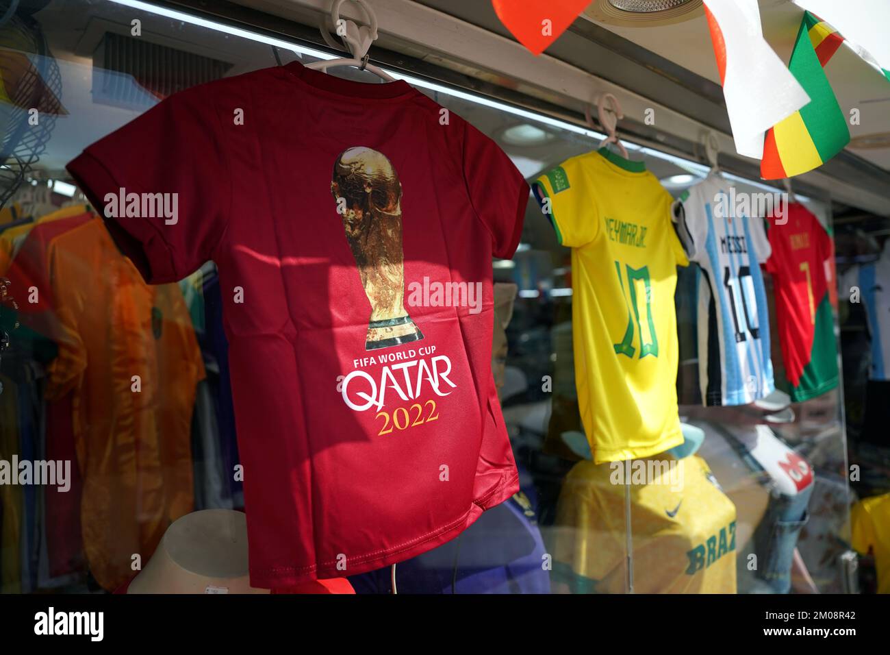 Magliette da calcio in vendita in un negozio nella zona Souq di Doha, con i  nomi di Neymar, messi e Ronaldo. Data immagine: Lunedì 5 dicembre 2022 Foto  stock - Alamy