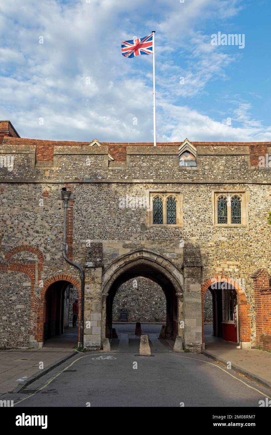 British Flag, Kings Gate, Winchester, Hampshire, Inghilterra, Regno Unito, Europa Foto Stock