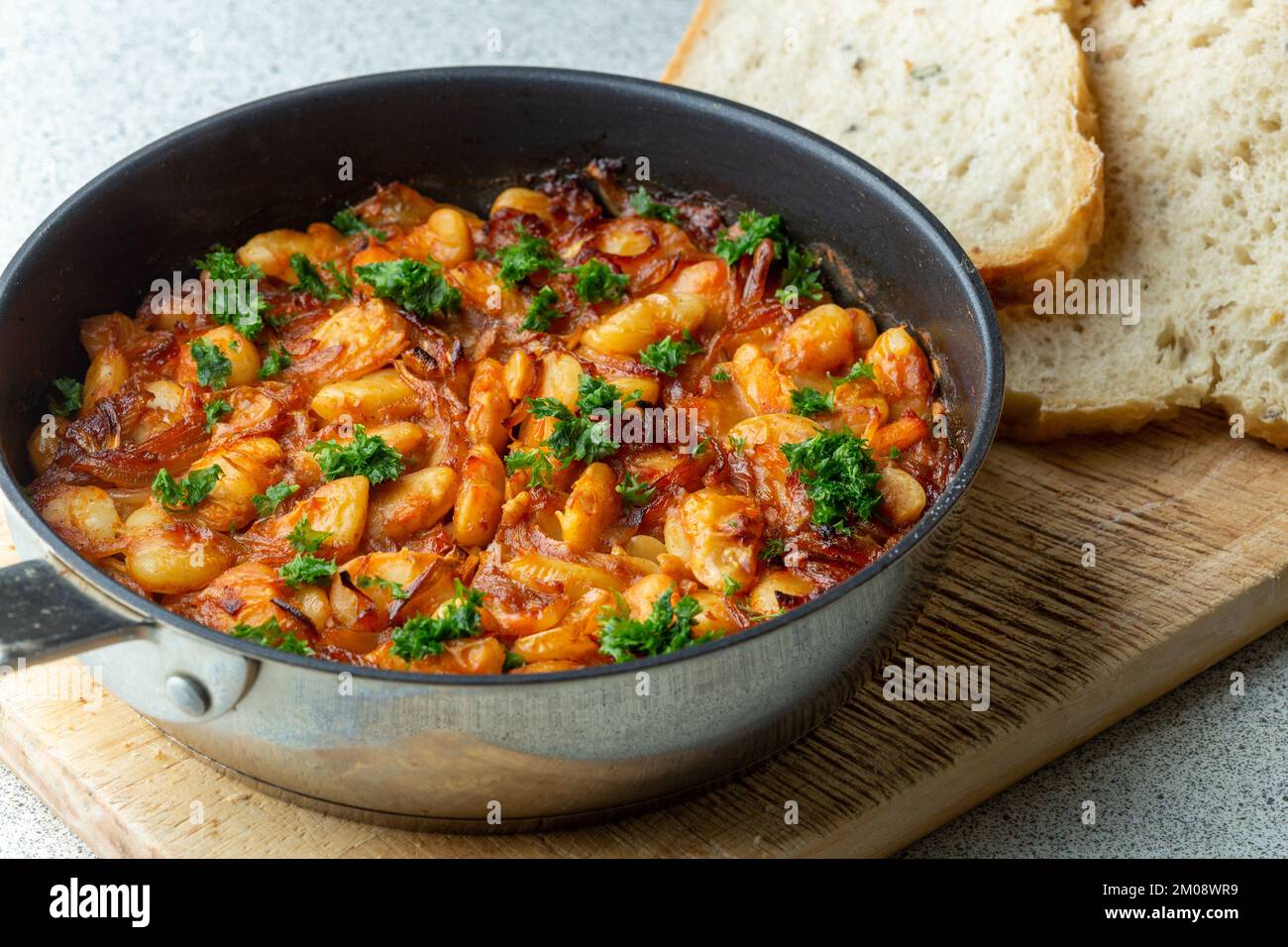 Prebranac un piatto tradizionale serbo di fagioli di burro cotti a fuoco lento con cipolle caramellate Foto Stock