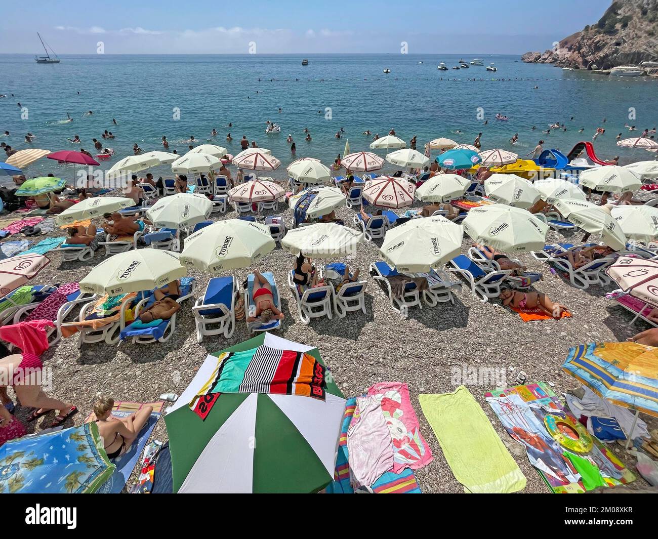 Spiaggia, spiaggia di ciottoli, ombrelloni, affollato, vacanza, Vacanze estive, resort, Mediterraneo, costa, Sutomore, Comune di Bar, Montenegro, EUR Foto Stock