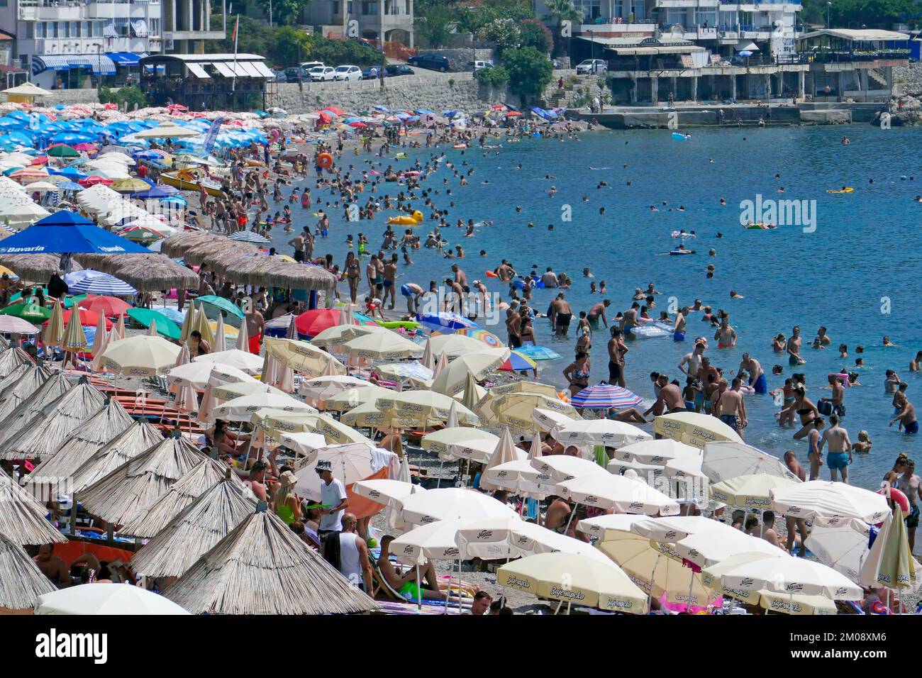 Spiaggia, spiaggia di ciottoli, ombrelloni, affollato, vacanza, Vacanze estive, resort, Mediterraneo, costa, Sutomore, Comune di Bar, Montenegro, EUR Foto Stock