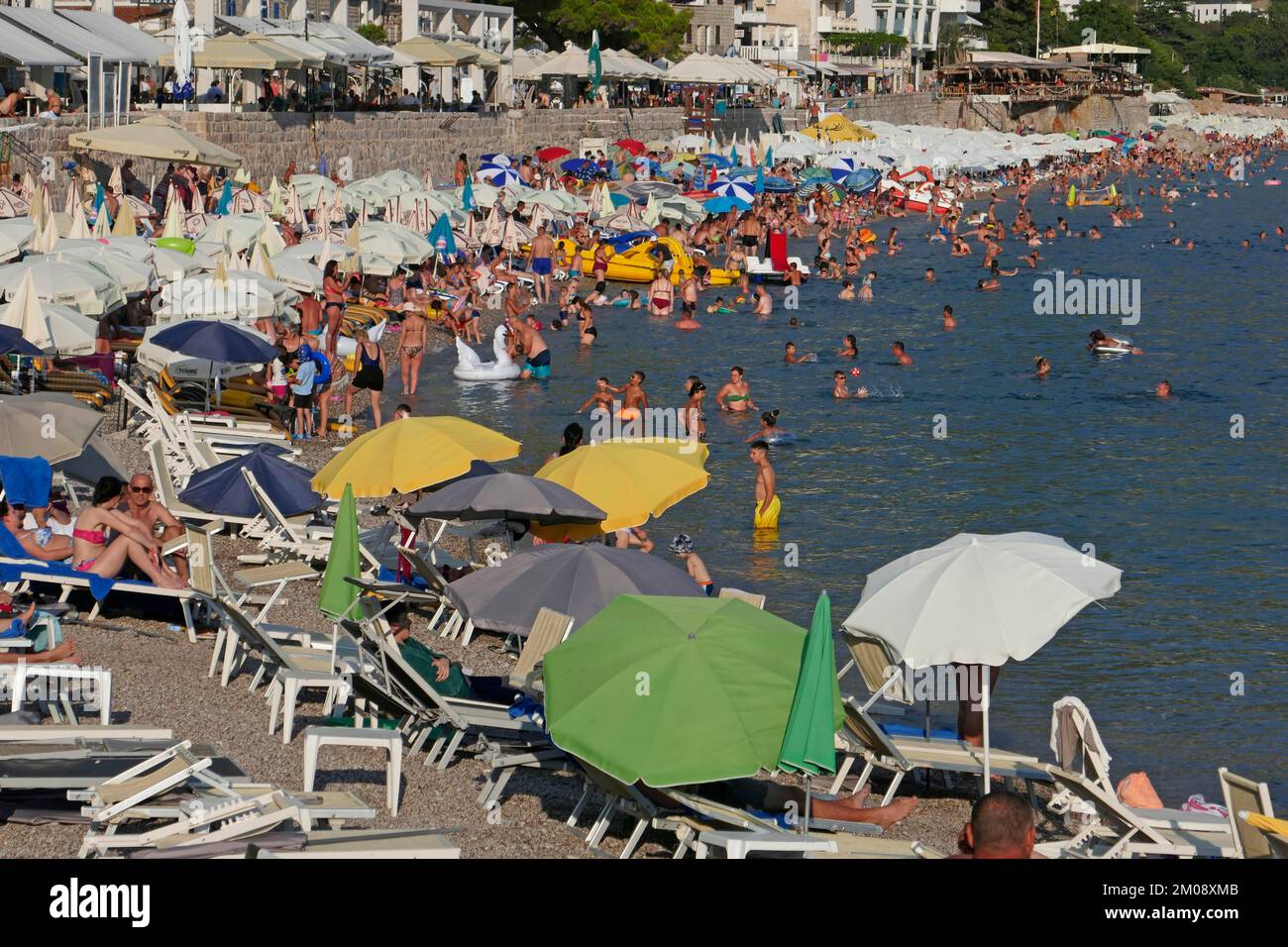 Spiaggia, spiaggia di ciottoli, ombrelloni, affollato, vacanza, Vacanze estive, resort, Mediterraneo, costa, Sutomore, Comune di Bar, Montenegro, EUR Foto Stock