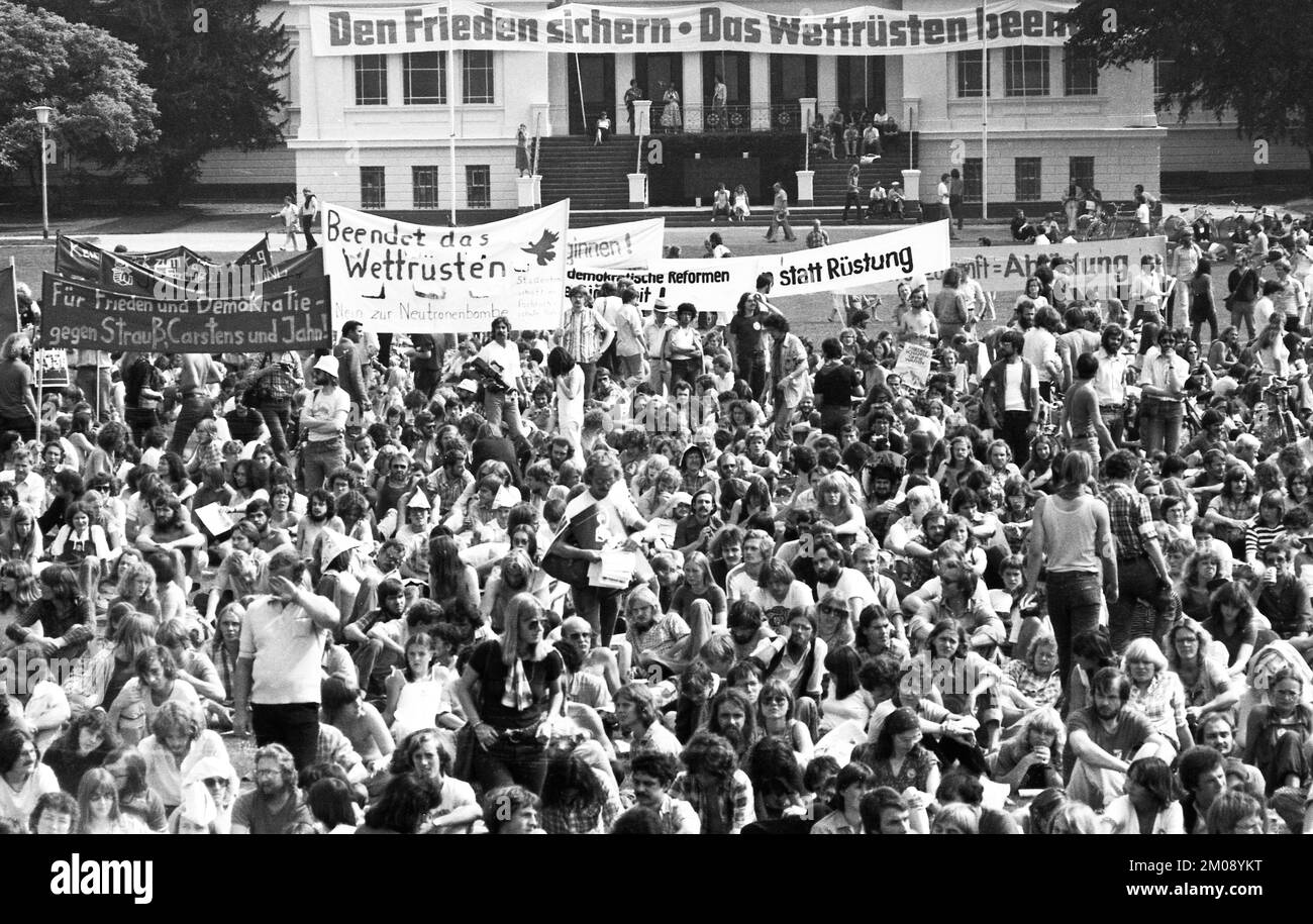 Diverse migliaia di manifestanti sono venuti per protestare per il disarmo e la pace in Vietnam in occasione della Giornata anti-guerra del 1.09.1979 a Bonn, in Germania, in Europa Foto Stock