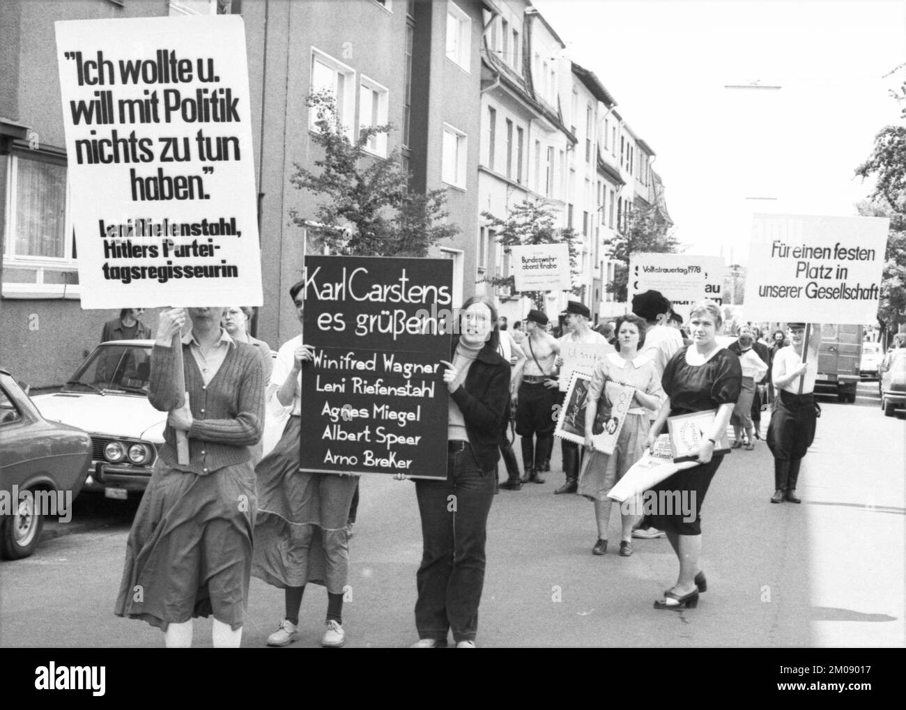La processione anacronistica degli studenti di Colonia-Bonn, una protesta contro il presidente tedesco Karl Carstens, a causa della sua ex appartenenza alla SA wa Foto Stock