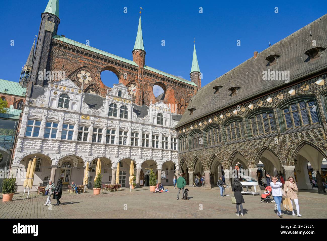 Renaissancelaube, gotische Schildwand (hinten), Langes Haus (rechts), Rathaus, Markt, Lübeck, Schleswig-Holstein, Germania Foto Stock