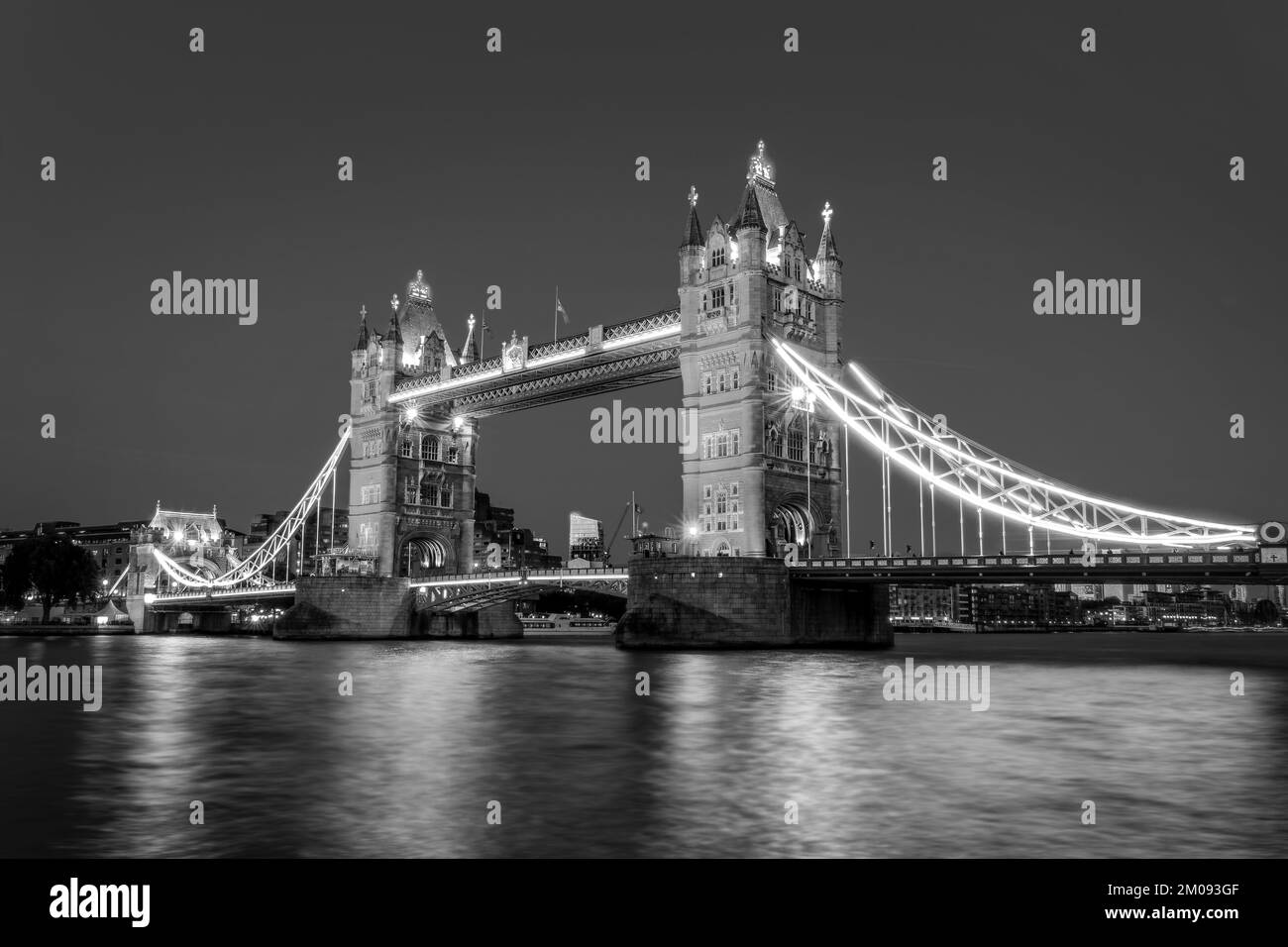 Il Tower Bridge e il Tamigi di notte a Londra, Regno Unito Foto Stock
