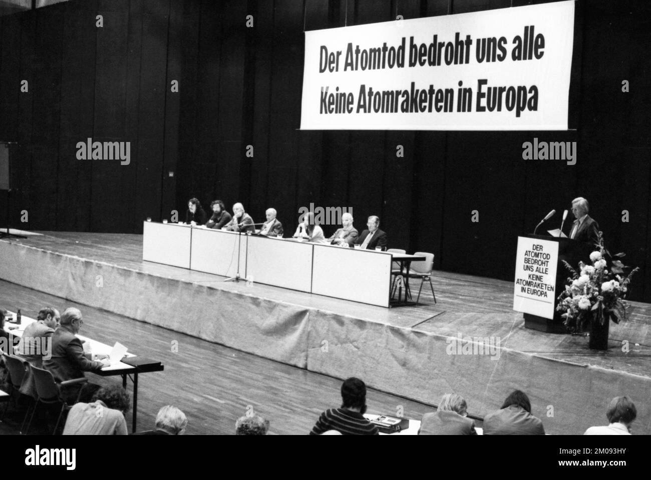 Il rifiuto della decisione della NATO è stato il tema centrale di questo incontro, che ha portato all'appello di Krefeld il 16 novembre 1980 a Krefeld, in Germania Foto Stock
