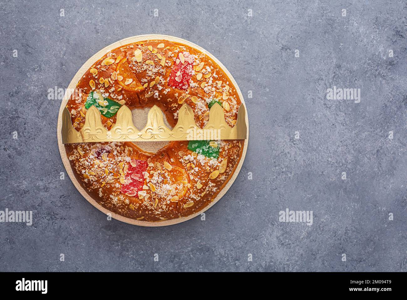 Roscon è un dolce tradizionale spagnolo di Natale preparato con il dought Foto Stock
