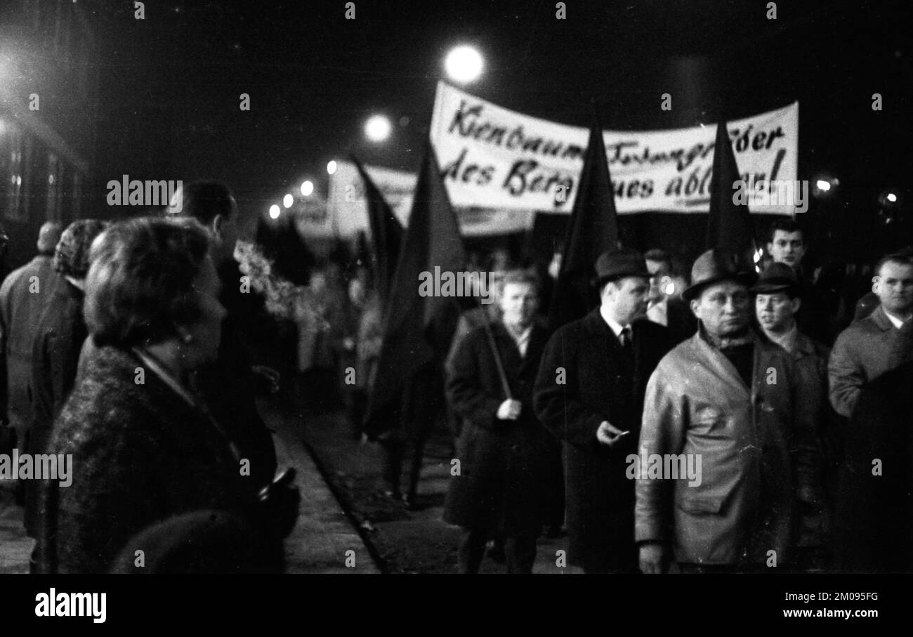 I minatori e i dipendenti della colleria Möller-Rheinbaben di Bottrop e Gladbeck dimostrarono nel 1967 per la conservazione dei loro lavori, ma senza avai Foto Stock