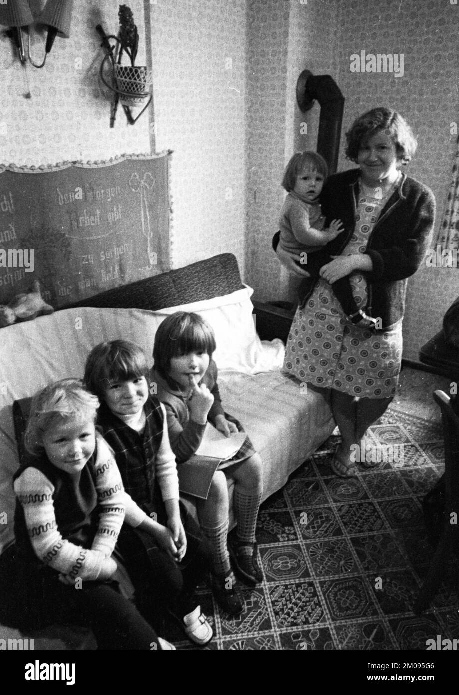Bambini, famiglie numerose e genitori single in un rifugio senzatetto su 28.6.1971 a Hilden, Germania, Europa Foto Stock