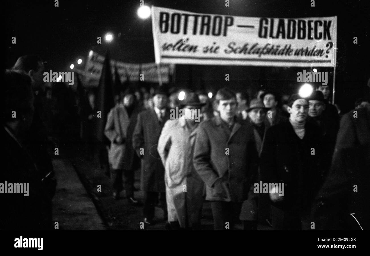 I minatori e i dipendenti della colleria Möller-Rheinbaben di Bottrop e Gladbeck dimostrarono nel 1967 per la conservazione dei loro lavori, ma senza avai Foto Stock
