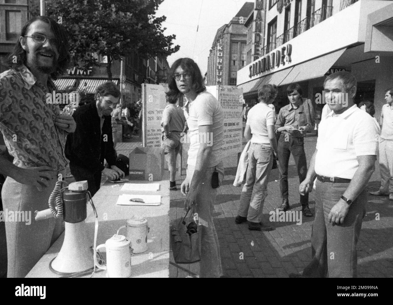 Una raccolta di firme da parte degli studenti, come qui a Bochum il 18,8.1971, si oppose la condanna di attivisti Red Dot, Germania, Europa Foto Stock Una raccolta di firme da parte degli studenti, come qui a Bochum il 18,8.1971, si oppose la condanna di attivisti Red Dot, Germania, Europa Foto Stock