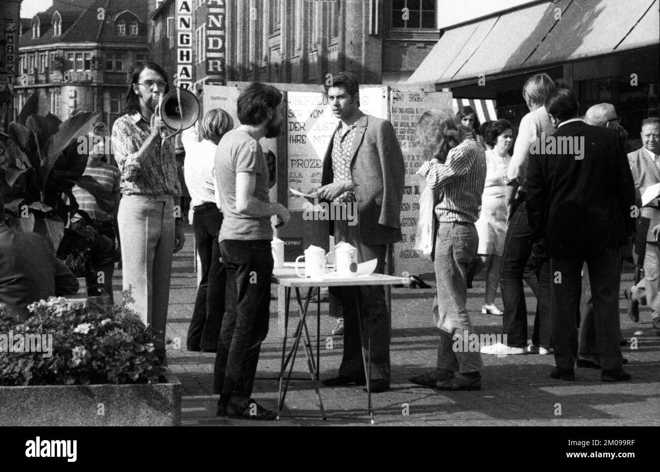 Una raccolta di firme da parte degli studenti, come qui a Bochum il 18,8.1971, si oppose la condanna di attivisti Red Dot, Germania, Europa Foto Stock Una raccolta di firme da parte degli studenti, come qui a Bochum il 18,8.1971, si oppose la condanna di attivisti Red Dot, Germania, Europa Foto Stock