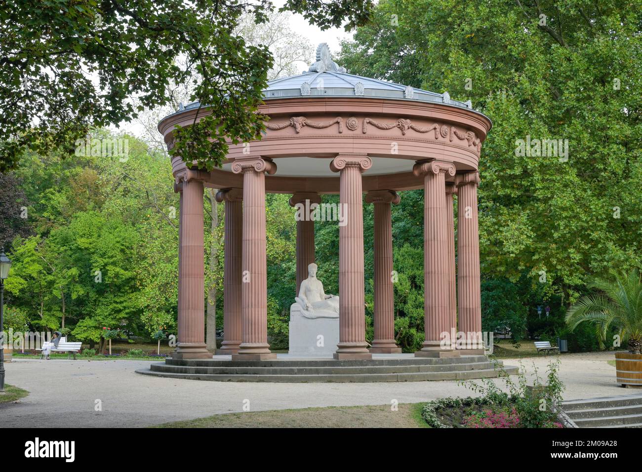 Brennentempel des Elisabethenbrunnen mit Göttin Hygieia, Kurpark, Bad Homburg, Hessen, Deutschland Foto Stock