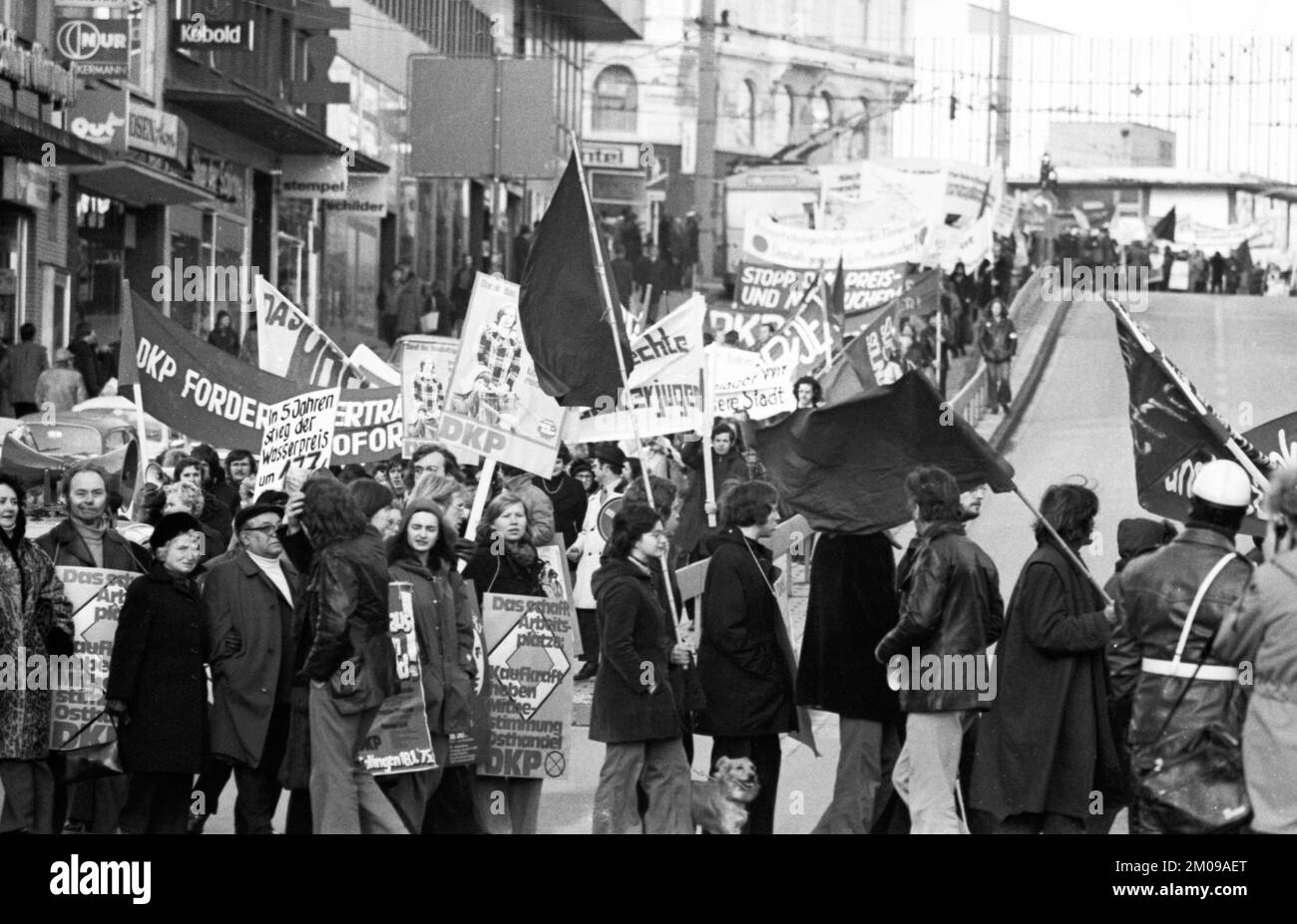 I sostenitori e i funzionari della DKP hanno dimostrato per un congelamento dei prezzi comunali e generali su 18.01.1975 a Solingen, in Germania, in Europa Foto Stock