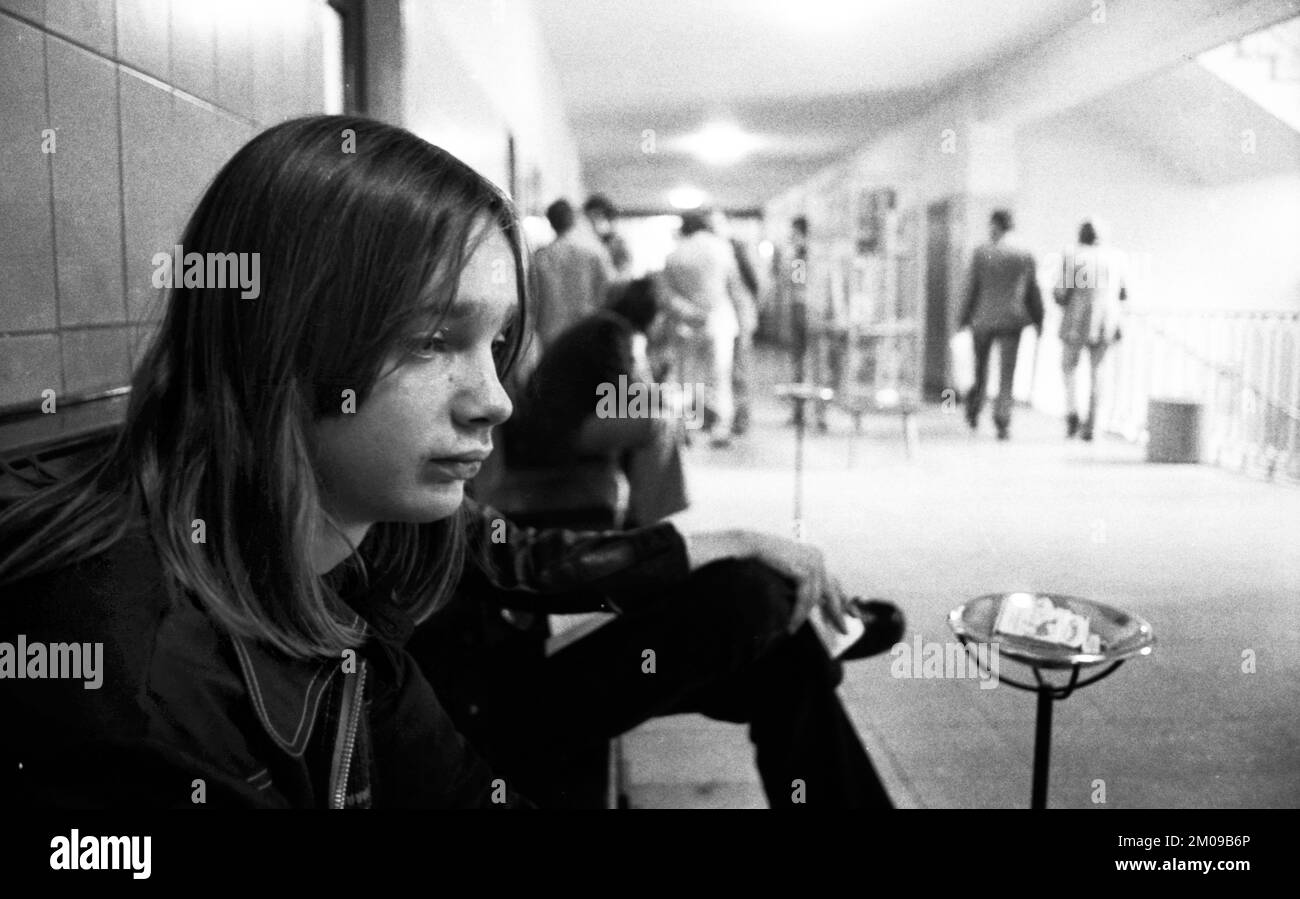 Disoccupati o senza apprendistato dopo aver lasciato la scuola non è stato raro negli anni '1970s, come visto qui su 10.10.1974 a Colonia, al lavoro di Foto Stock