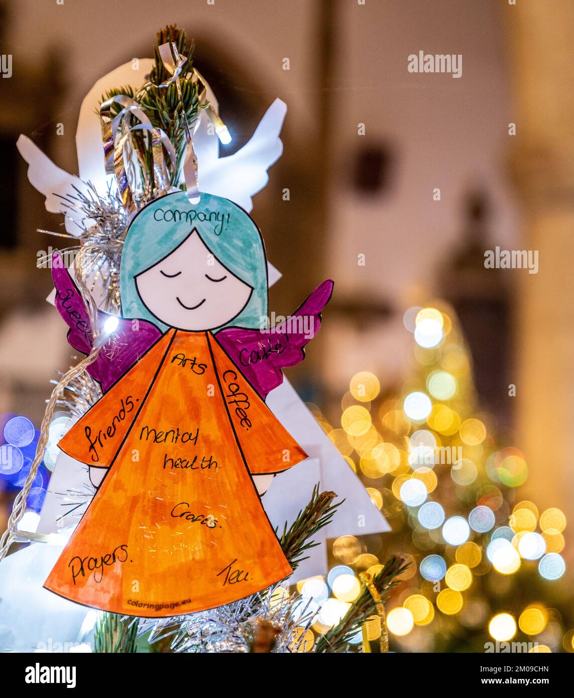 Cimatrice dell'albero di Natale ( angeli e stelle di Natale ) al festival annuale dell'albero di Natale che si tiene presso la St Edberg's Church, Bicester, Oxfordshire. Foto Stock