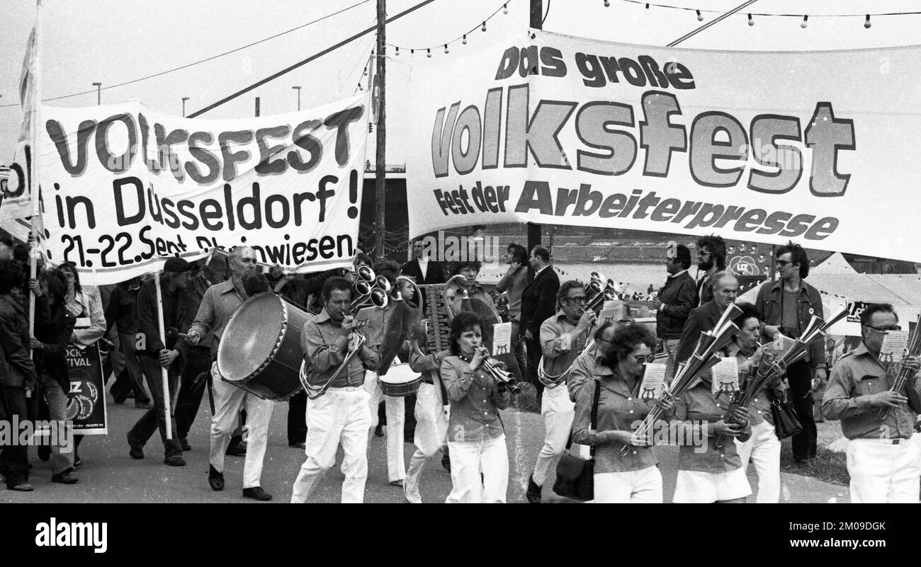Con musica, folklore, discussione, politica, cibo, Acrobazie, arte e intrattenimento, il quotidiano DKP Unsere Zeit (UZ) ha celebrato le sue fes tradizionali Foto Stock