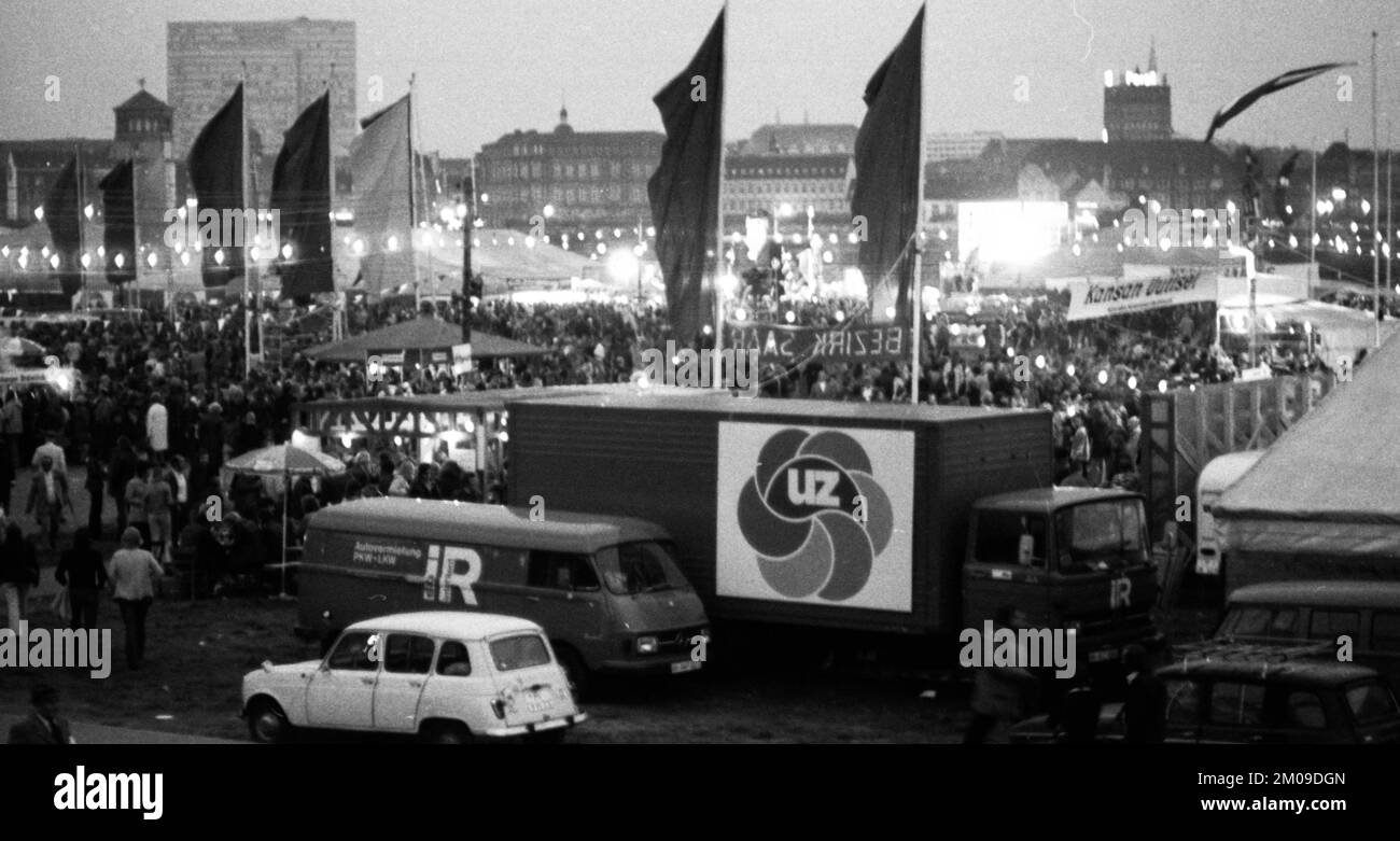 Con musica, folklore, discussione, politica, cibo, Acrobazie, arte e intrattenimento, il quotidiano DKP Unsere Zeit (UZ) ha celebrato le sue fes tradizionali Foto Stock